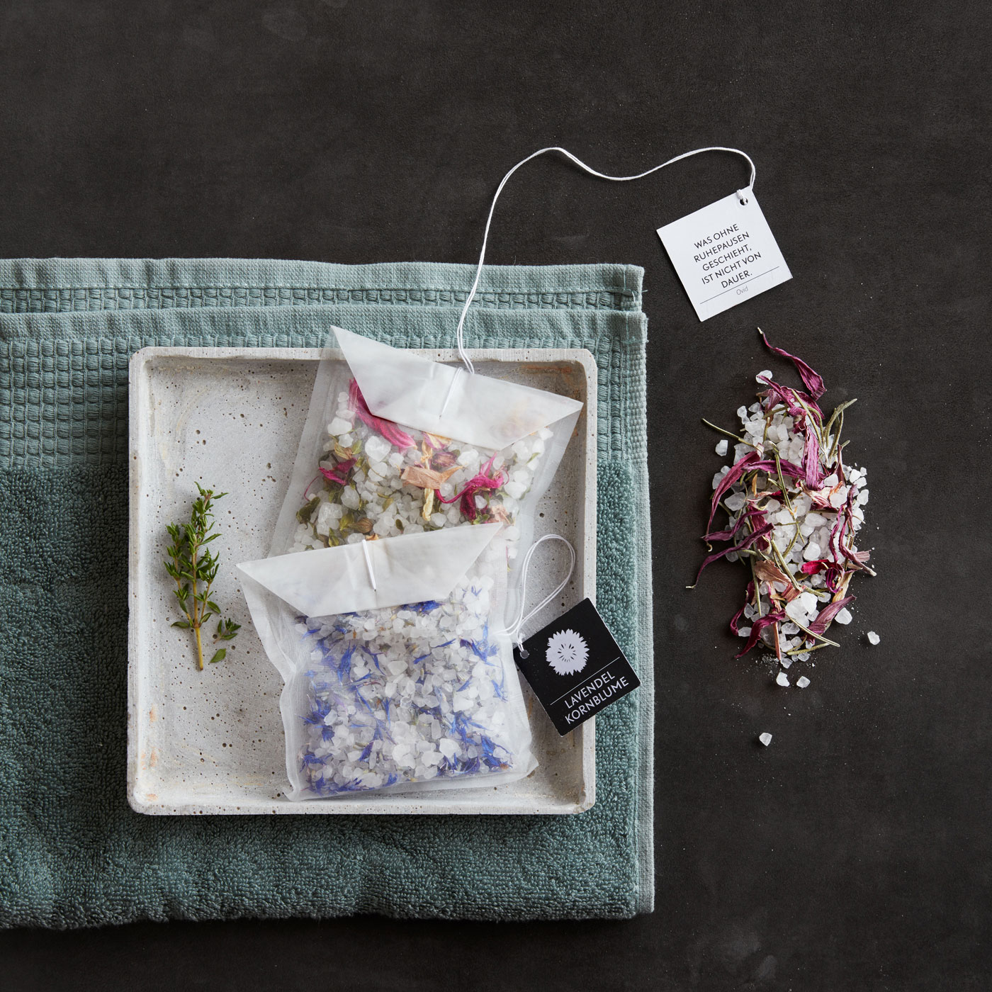 Fidea Design Blütenbadesalz "Thymian & Cosmea" – Bild 3