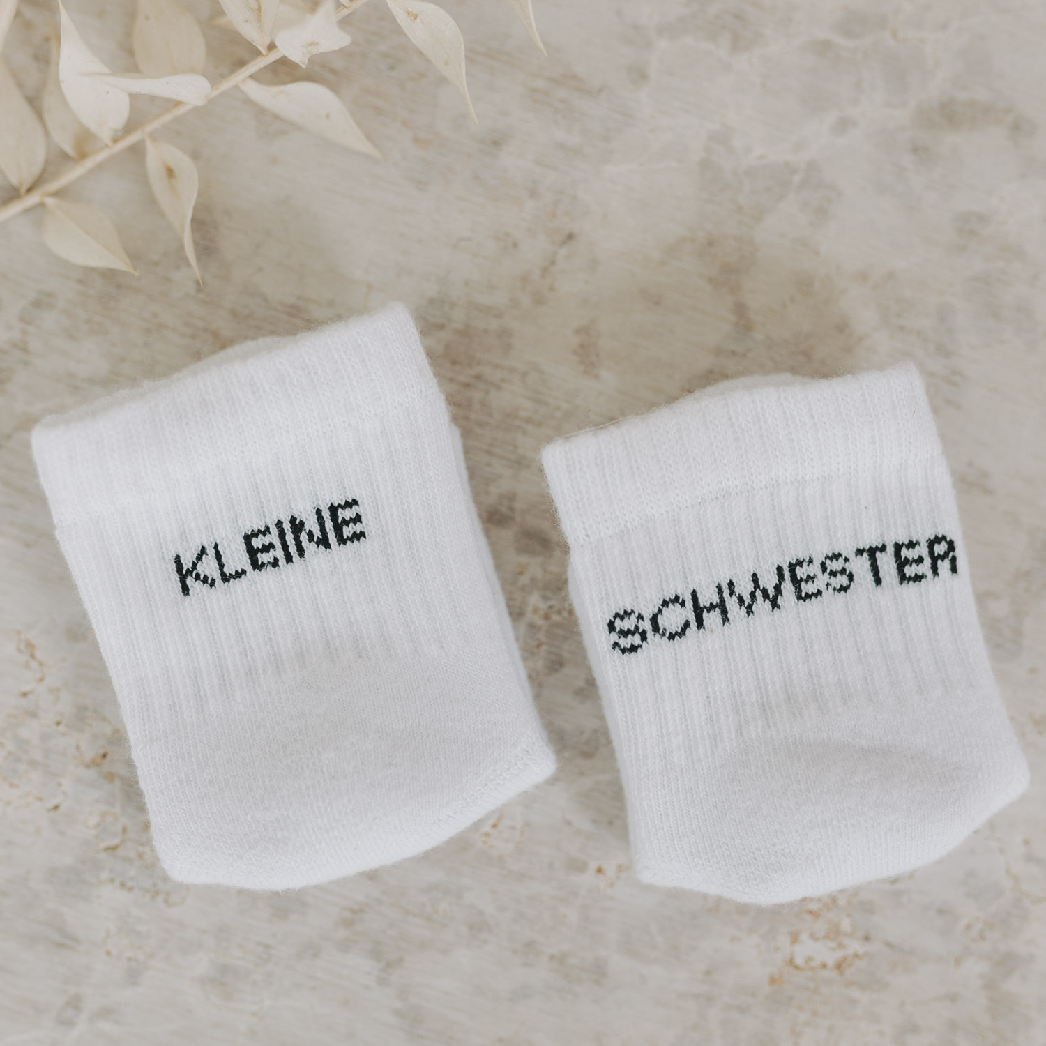 Eulenschnitt Babysocken "Kleine Schwester" – Bild 4