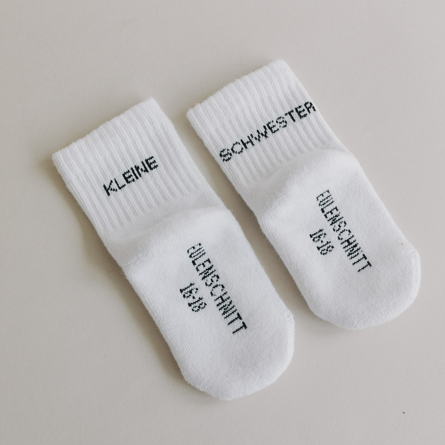 Eulenschnitt Babysocken "Kleine Schwester"
