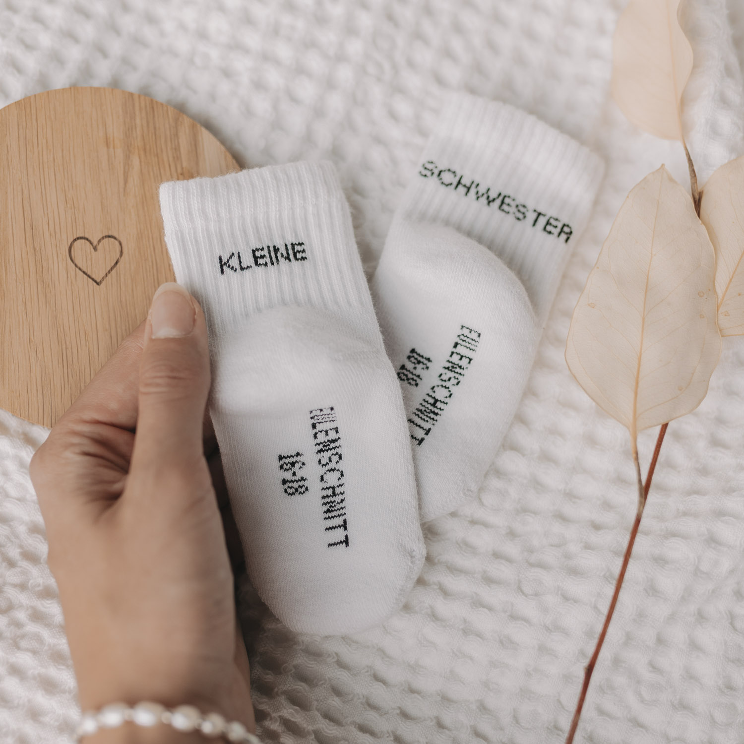 Eulenschnitt Babysocken "Kleine Schwester" – Bild 3