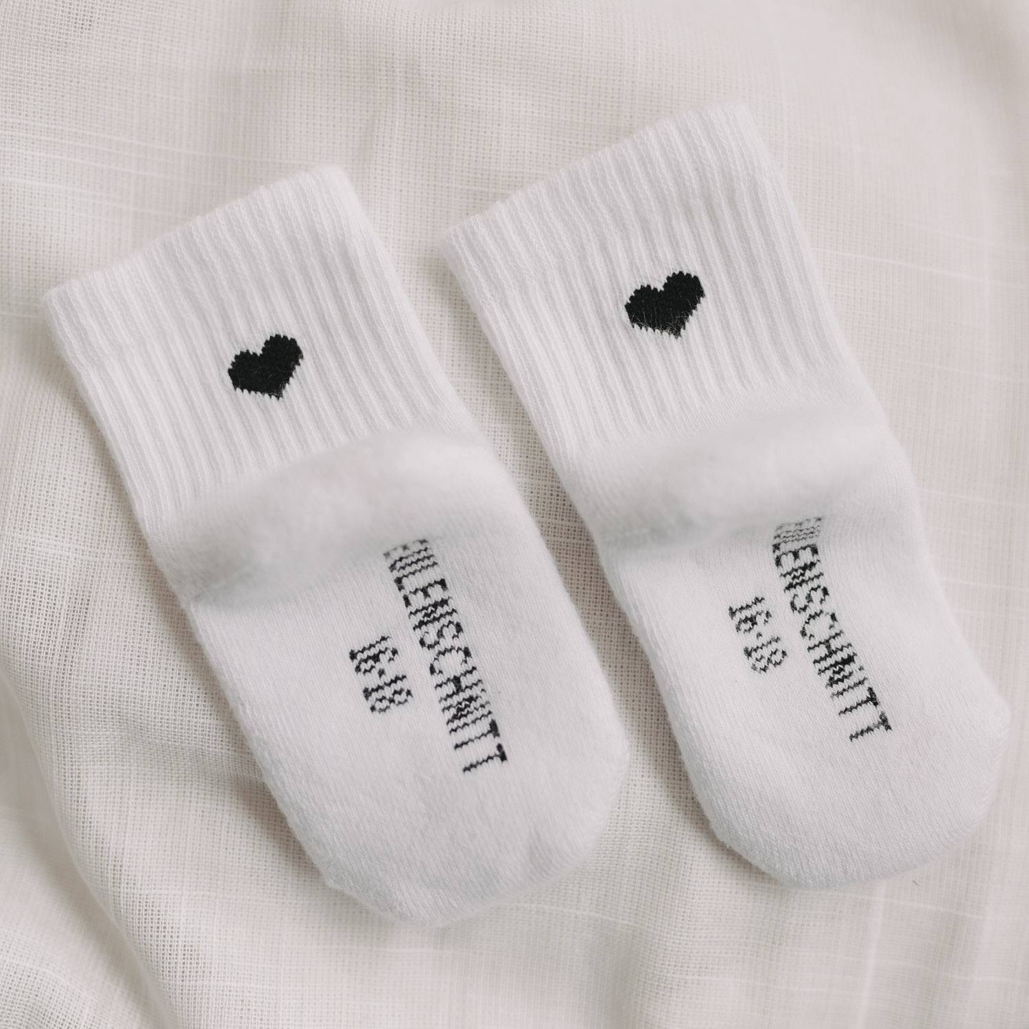Eulenschnitt Babysocken "Herz" – Bild 3