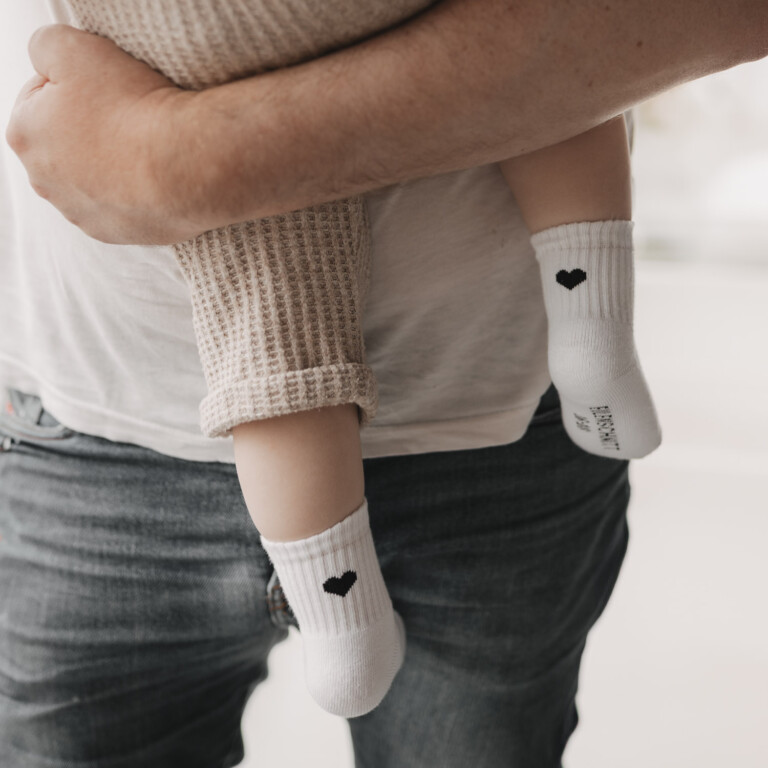 eulenschnitt_babysocken_herz_schwarz_photocredits_eulenschnitt_4_fuchsundgretel